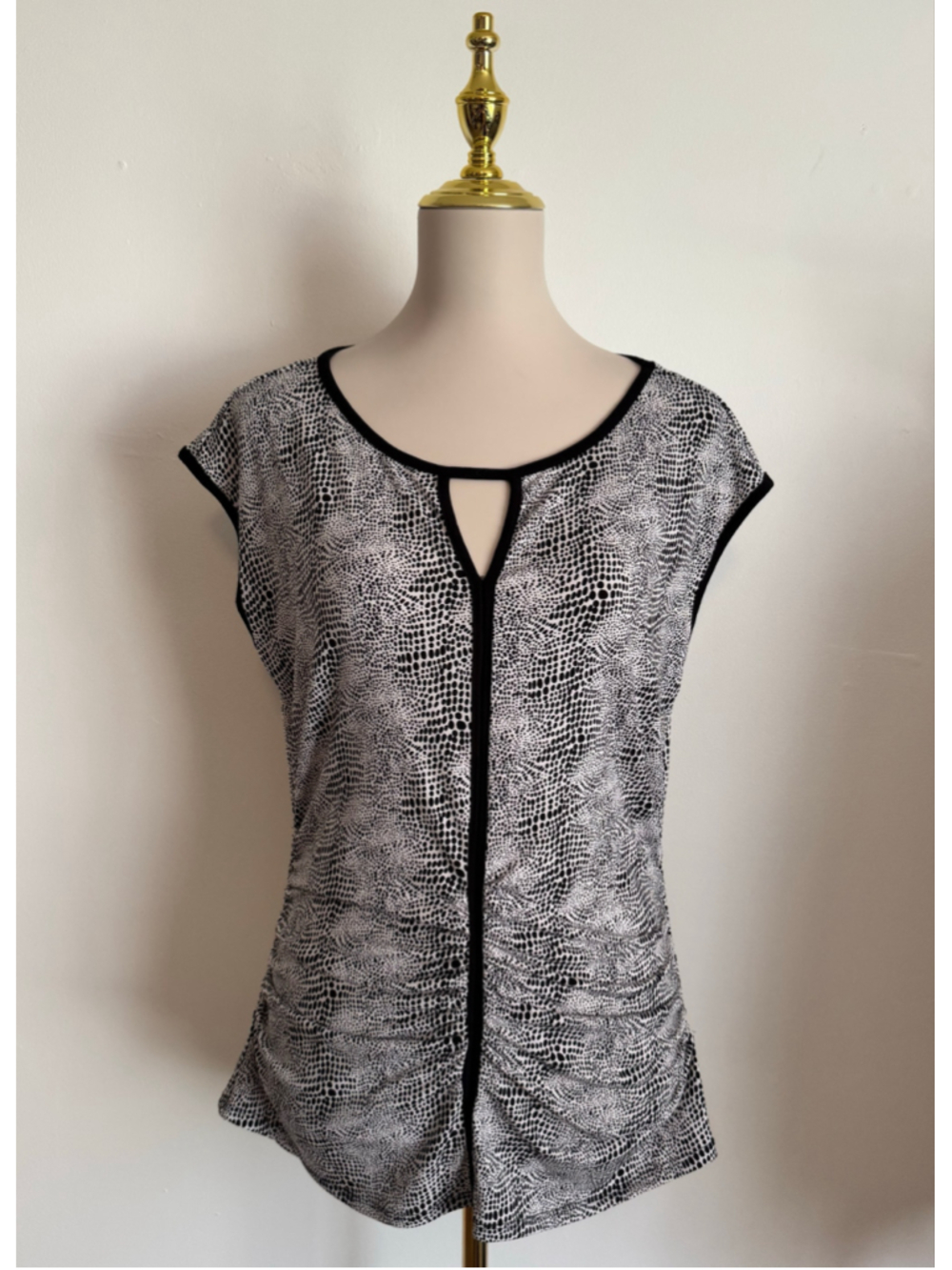 Women's Vince Camuto Top Size L Black and White Patterned Sleeveless Blouse